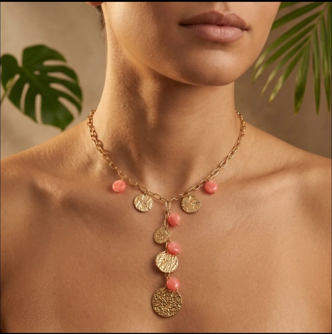 Collier doré aux charms et perles