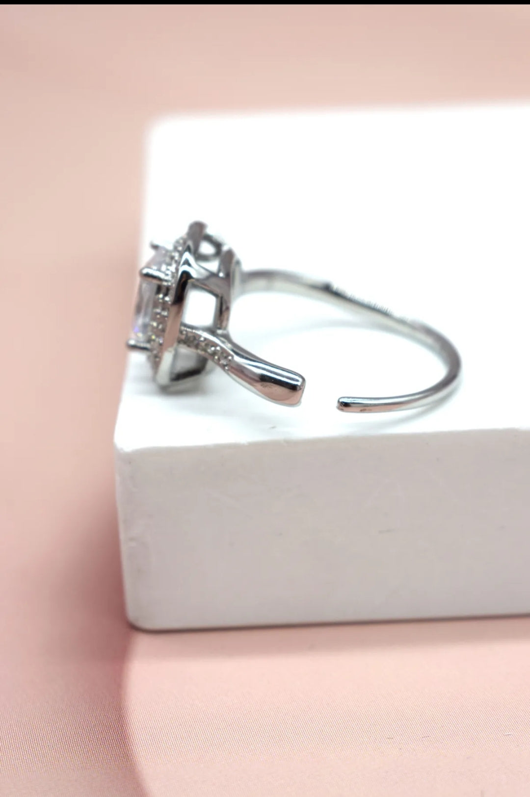Bague Dorée Élégante avec Pierre Centrale