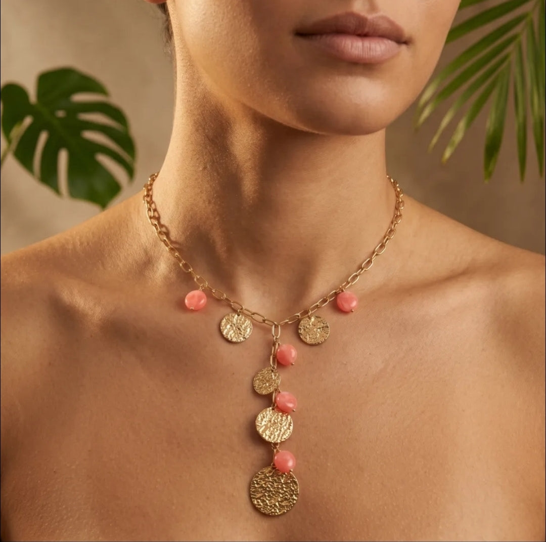 Collier doré aux charms et perles